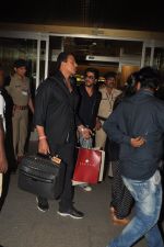 Shahrukh Khan returns from Abu Dhabi on 30th April 2014 (7)_53624c872d442.JPG