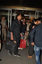 Shahrukh Khan returns from Abu Dhabi on 30th April 2014 (8)_53624c98c0219.JPG