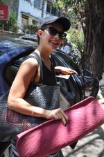 Jacqueline fernandez snapped getting out of her yoga class in Mumbai on 5th May 2014 (1)_536840d517cca.JPG