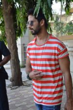 Shahid Kapoor snapped outside his new home in Mumbai on 5th May 2014 (1)_536840a87d5ec.JPG