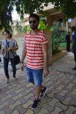 Shahid Kapoor snapped outside his new home in Mumbai on 5th May 2014 (3)_5368405d01f16.JPG