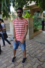 Shahid Kapoor snapped outside his new home in Mumbai on 5th May 2014 (4)_53684062398f5.JPG