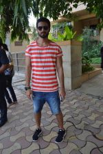 Shahid Kapoor snapped outside his new home in Mumbai on 5th May 2014 (5)_53684067318cc.JPG