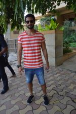 Shahid Kapoor snapped outside his new home in Mumbai on 5th May 2014 (6)_5368406bf09c6.JPG