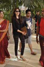 Anushka Sharma returns from Rajasthan Schedule of NH 10 in Domestic Airport, Mumbai on 13th May 2014 (10)_53736001d04e0.JPG