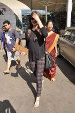 Anushka Sharma returns from Rajasthan Schedule of NH 10 in Domestic Airport, Mumbai on 13th May 2014 (16)_53735fe786e3d.JPG