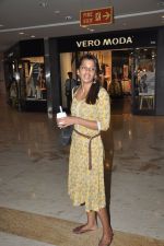 Mugdha Godse snapped shopping in Infinity Mall, Andheri, Mumbai on 13th May 2014 (4)_53736153dcda0.JPG