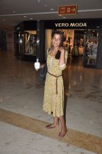 Mugdha Godse snapped shopping in Infinity Mall, Andheri, Mumbai on 13th May 2014 (6)_537360899a168.JPG