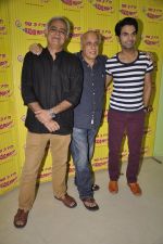 Hansal Mehta, Mahesh Bhatt, Raj Kumar Yadav at CityLights Movie Promotions at Radio Mirchi  on 14th May 2014(33)_53744bd4c637a.JPG