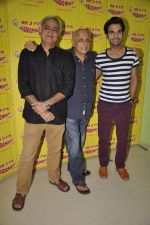 Hansal Mehta, Mahesh Bhatt, Raj Kumar Yadav at CityLights Movie Promotions at Radio Mirchi  on 14th May 2014(34)_53744bb9dc84d.JPG