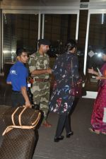 Sonam Kapoor and Rhea Kapoor leave for Cannes in Airport, Mumbai on 16th May 2014 (20)_5376f4a73fb9c.JPG