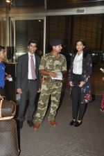 Sonam Kapoor leave for Cannes in Airport, Mumbai on 16th May 2014 (25)_5376f4a8bda5a.JPG