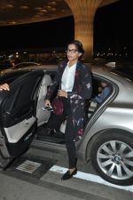 Sonam Kapoor leave for Cannes in Airport, Mumbai on 16th May 2014 (27)_5376f4a9bec2e.JPG