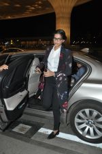 Sonam Kapoor leave for Cannes in Airport, Mumbai on 16th May 2014 (28)_5376f4aa4567b.JPG
