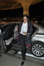 Sonam Kapoor leave for Cannes in Airport, Mumbai on 16th May 2014 (30)_5376f4ab462f4.JPG