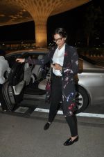Sonam Kapoor leave for Cannes in Airport, Mumbai on 16th May 2014 (32)_5376f4ac76ebe.JPG