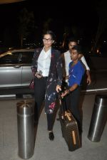 Sonam Kapoor leave for Cannes in Airport, Mumbai on 16th May 2014 (33)_5376f4ad0df60.JPG