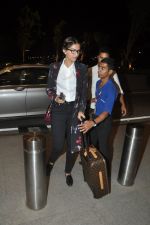 Sonam Kapoor leave for Cannes in Airport, Mumbai on 16th May 2014 (34)_5376f4add43df.JPG