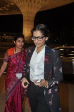 Sonam Kapoor leave for Cannes in Airport, Mumbai on 16th May 2014 (38)_5376f4af69ec4.JPG