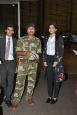 Sonam Kapoor leave for Cannes in Airport, Mumbai on 16th May 2014 (39)_5376f4afe65d7.JPG