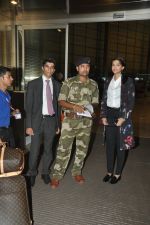 Sonam Kapoor leave for Cannes in Airport, Mumbai on 16th May 2014 (40)_5376f4b06bb77.JPG