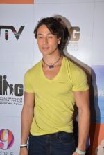 Tiger Shroff promote Heropanti at Mad Over Donuts launches Donutpanti donut in Mumbai on 19th May 2014 (100)_537aeabec6cf7.JPG