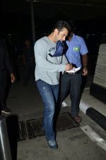 Salman Khan returns from Modi swearing in Airport, Mumbai on 26th May 2014 (12)_538441e82c05d.JPG