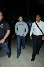 Salman Khan returns from Modi swearing in Airport, Mumbai on 26th May 2014 (5)_538441e451789.JPG