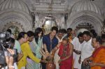 Tiger Shroff and Kirti Sanon pray at Babulnath temple in Mumbai on 26th May 2014 (20)_538461f52d5f2.JPG