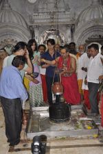 Tiger Shroff and Kirti Sanon pray at Babulnath temple in Mumbai on 26th May 2014 (25)_53846273bb1ee.JPG