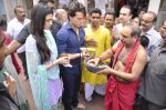 Tiger Shroff and Kirti Sanon pray at Babulnath temple in Mumbai on 26th May 2014 (29)_5384627552dc3.JPG