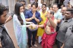 Tiger Shroff and Kirti Sanon pray at Babulnath temple in Mumbai on 26th May 2014 (31)_53846275c711a.JPG