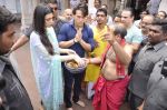 Tiger Shroff and Kirti Sanon pray at Babulnath temple in Mumbai on 26th May 2014 (32)_538461f903561.JPG