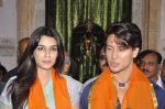 Tiger Shroff and Kirti Sanon pray at Babulnath temple in Mumbai on 26th May 2014 (44)_53846278f3632.JPG