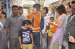 Tiger Shroff and Kirti Sanon pray at Babulnath temple in Mumbai on 26th May 2014 (61)_5384627c0f193.JPG