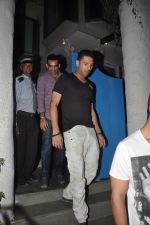 Yuvraj Singh snapped outside Olive on 30th May 2014 (104)_5389459297849.JPG