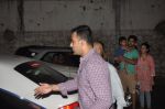 Zaheer Khan snapped outside Olive on 30th May 2014 (5)_538945a5cc13f.JPG