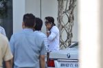 Shahrukh Khan snapped at airport as he leave for ipl finals in Mumbai on 1st June 2014 (7)_538bef2896d8c.JPG