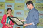 Mahesh babu at Idea Students awards 2014 on 4th June 2014 (205)_539153435ce40.JPG