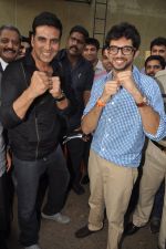 Akshay Kumar with Aditya Thackeray to launch Women safety defence centre in Andheri Sports Complex, Mumbai on 6th June 2014 (46)_5392ff95435b2.JPG