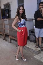 Esha Gupta promote Humshakals on the sets of DID in Famous on 11th June 2014 (102)_539977242a001.JPG