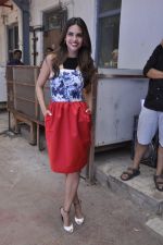 Esha Gupta promote Humshakals on the sets of DID in Famous on 11th June 2014 (99)_539977231b476.JPG