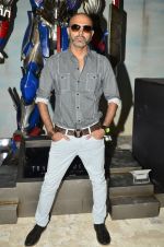 Raghu Ram pose with Optimus Prime to promote Transformers in Mehboob on 11th June 2014 (31)_53994c72bd3ad.JPG