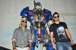 Rannvijay Singh, Raghu Ram pose with Optimus Prime to promote Transformers in Mehboob on 11th June 2014 (27)_53994c73657d5.JPG