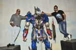 Rannvijay Singh, Raghu Ram pose with Optimus Prime to promote Transformers in Mehboob on 11th June 2014 (29)_53994c73e2715.JPG