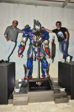 Rannvijay Singh, Raghu Ram pose with Optimus Prime to promote Transformers in Mehboob on 11th June 2014 (32)_53994c74ce672.JPG