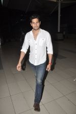 Sidharth Malhotra snapped in Airport, Mumbai on 11th June 2014 (8)_539970c9d4cfd.JPG
