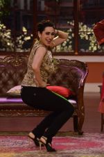 Karishma Kapoor on the sets of Comedy Nights with Kapil in Mumbai on 18th June 2014 (24)_53a2a88d1321e.JPG