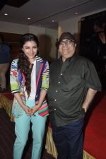 Soha Ali Khan, Rajkumar Santoshi at film Chaarfutiya Chhokare meet in Raheja Classique, Mumbai on 18th June 2014 (60)_53a2a95b6b65d.JPG