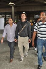 Hrithik Roshan snapped at international airport on his arrival from London on 21st June 2014 (1)_53a64de04d4b3.JPG